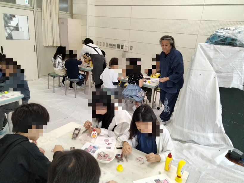 モザイクタイルの授業風景